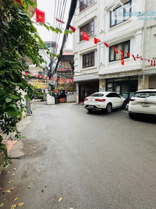 ô tô 7 chỗ ngủ trong nhà 7  tầng - Ngõ Thông - 15m đi bộ ra Hồ Tây - 4