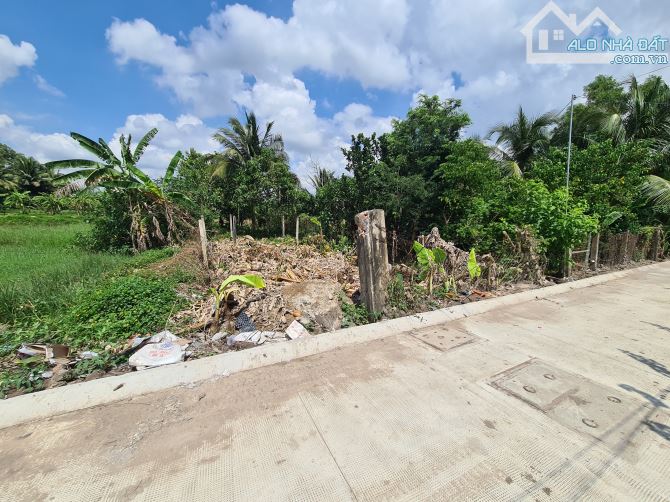 Đất nhánh đanl,  đối diện bệnh viện tỉnh 700 giường vào 100m. Quẹo trái đanl 180m - 4