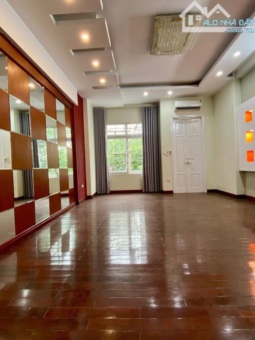 Bán nhà mặt ngõ đường Trần Duy Hưng -Trước nhà oto tránh - Sổ 57m2 - MT 4,6m - Có vỉa hè. - 4