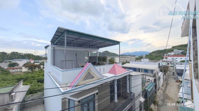 bán nhà nghỉ 4 tầng - 18 phòng - dòng tiền 30-40 triệu / tháng - 4