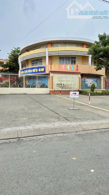 Bà Điểm(XTT-HM) bán nhà (7×23) 3 tầng HXH gần đường Dương Công Khi giá 4,99tt - 5