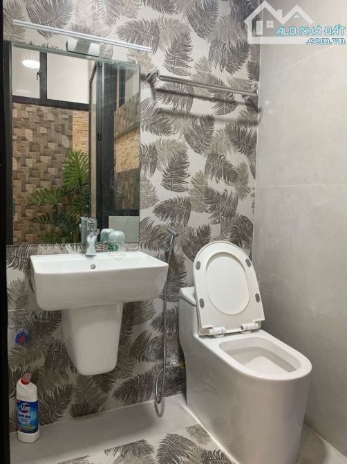 NGUYẾN VĂN CỪ Ô TÔ ĐỖ CỬA , NHÀ ĐẸP 5 TẦNG Ở NGAY CHỈ NHỈNH 8 TỶ - 5