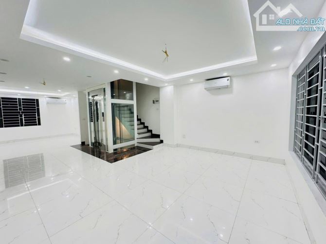 Bán nhà 6 tầng thang máy, P/Lô ô tô phố Hoàng Quốc Viêt, Dt 65m2, Mt 5.1m. - 5