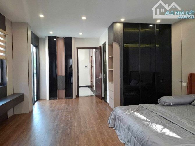 Siêu phẩm Ngọc Thụy, 2 mặt ngõ ô tô - thang máy - lô góc - gara - kinh doanh. Dt 52m2 - 5