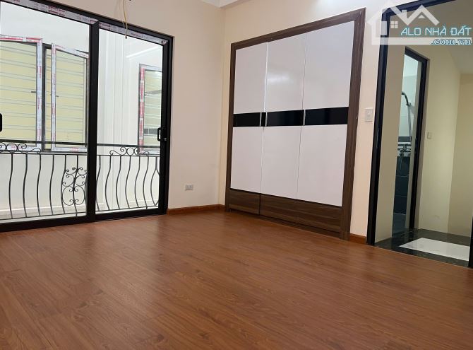 Bán nhà Bát Khối, Long Biên 30m2, 5 tầng, ô tô đỗ cổng cách nhà 5m, 5.5 tỷ - 5