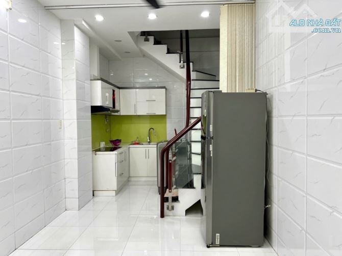 CÁCH Q1 CHƯA ĐẾN 100m - NHÀ 4 TẦNG BTCT TẠI KHU 20 THƯỚC - 6