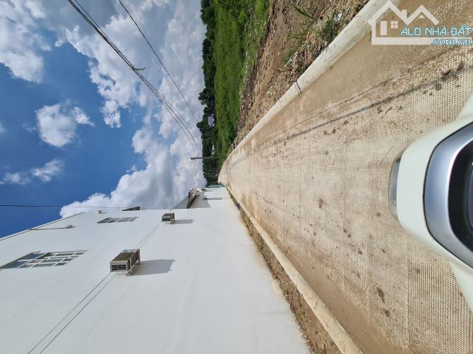 Đất nhánh đanl,  đối diện bệnh viện tỉnh 700 giường vào 100m. Quẹo trái đanl 180m - 6