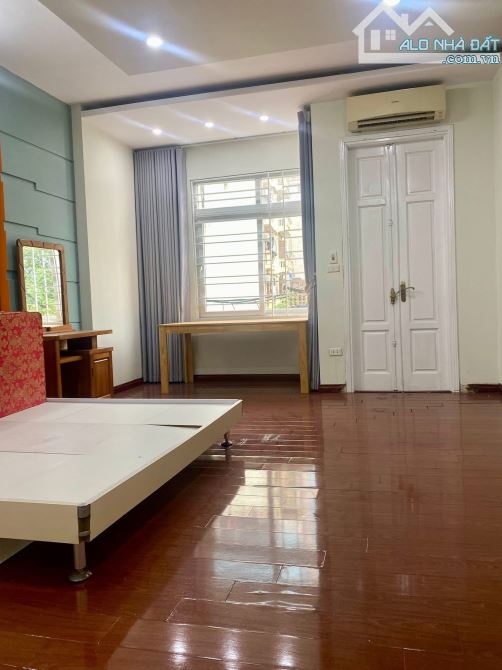 Bán nhà mặt ngõ đường Trần Duy Hưng -Trước nhà oto tránh - Sổ 57m2 - MT 4,6m - Có vỉa hè. - 6