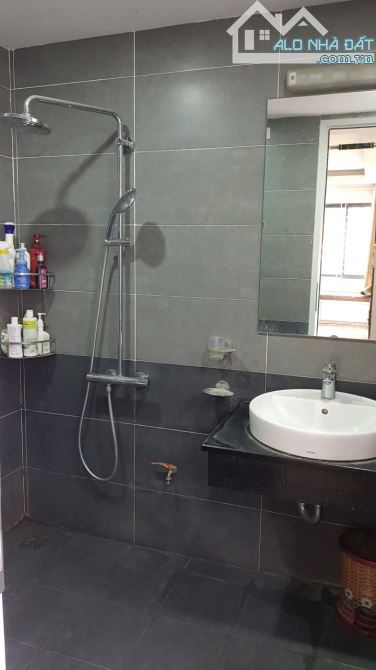 LẠC LONG QUÂN 39M², 5 TẦNG, MT 5.5M, 14.8 TỶ – LÔ GÓC – Ô TÔ VÀO NHÀ – 3 BƯỚC RA HỒ TÂY - 8