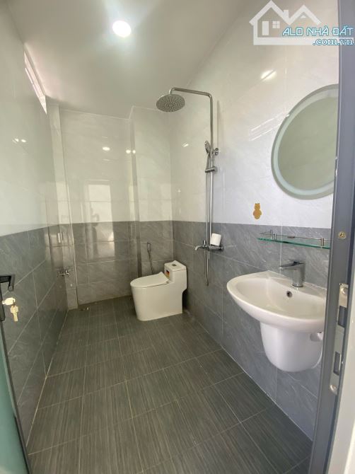 Bán nhà mặt đường Ngô Đến. Đường rộng 10m, Cách biển 1km, dt 80m giá 6ty500  triệu TL - 8