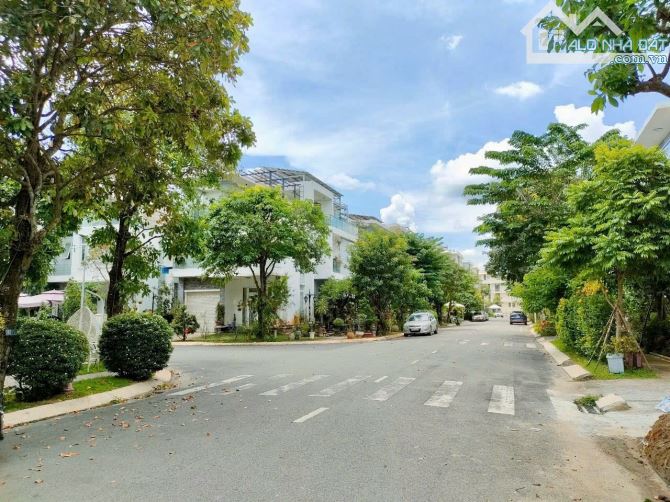 Bán Nhà Villa Park Thủ Đức - Compound cao cấp - 240m2 - 4PN - 4WC - 8