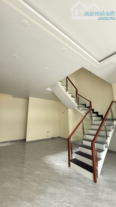 GIÁP TÂN PHÚ🧧 🎋 DT: 55M2 ( 5,5 x 10 ) - 4 TẦNG - 4PN - HẺM XE TẢI - CHỈ 6.1TỶ - 9