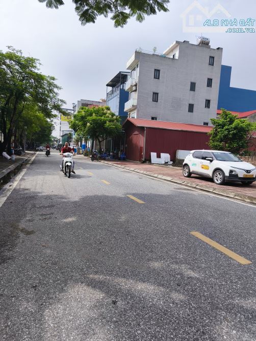 BÁN ĐẤT CỰ KHỐI LONG BIÊN,ĐƯỜNG 3 Ô TÔ TRÁNH NHAU,VỈA HÈ RỘNG 94M*GIÁ 15TỶ
