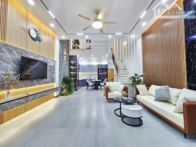 Nhà Chùa Láng Đống Đa, 141m2, Mặt Tiền 7.5m, lô góc, ngõ thông, 20m ra phố, ba gác tránh