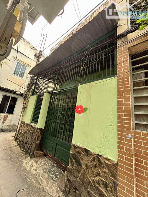 Hòa Hưng,Quận 10,2 tầng,dt:4,3mx10,5m,giá:5,65 tỷ