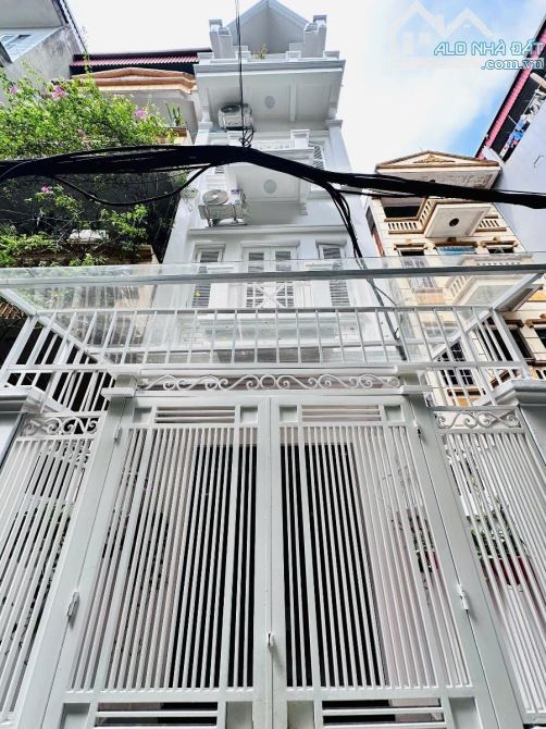 Siêu Phẩm Giá Rẻ ! Bán Nhà Cầu Giấy 50m2 4 Tầng Lô Góc Ngõ Thông Kinh Doanh Ô Tô Đỗ Cửa