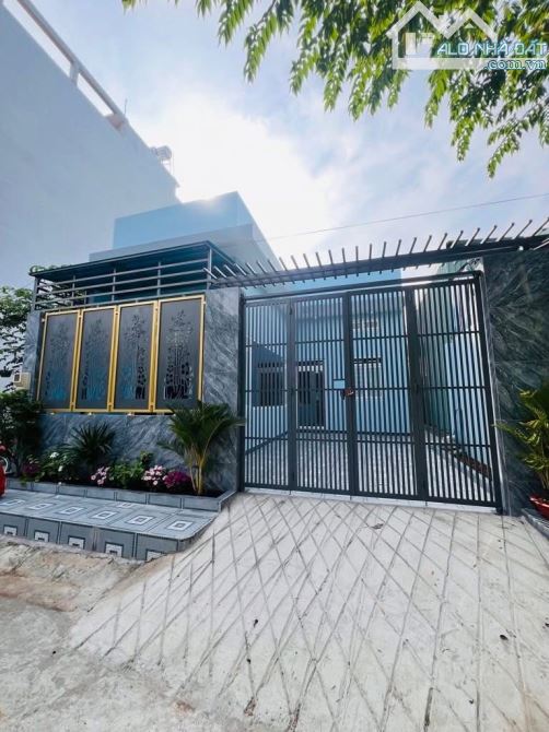 NHÀ SÂN VƯỜN – NGANG 8M – GARA XE HƠI 7 CHỖ – KDC HOÀNG HOA NGUYỄN BÌNH – GẦN ĐH MỞ – GIÁ