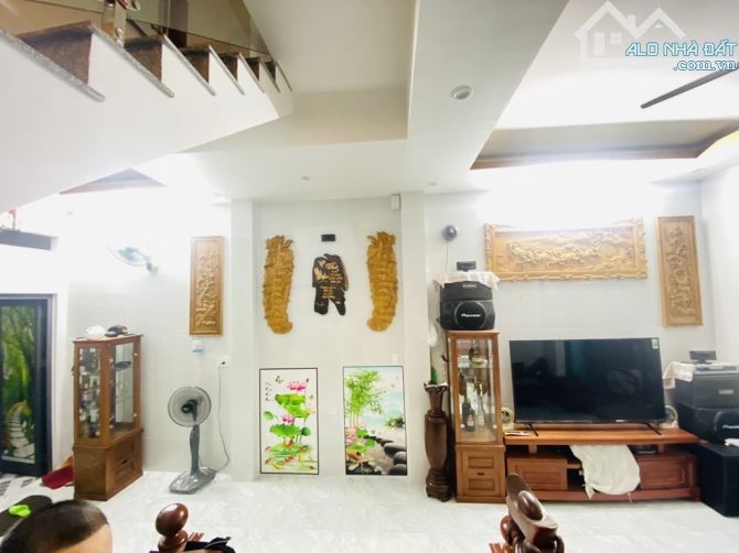 Bán nhà mặt phố dt 67m2; mt 5,2 m; kiệt Trần Quang Khải 4m; giá 6,xxtỷ, biển Sơn Trà ĐN