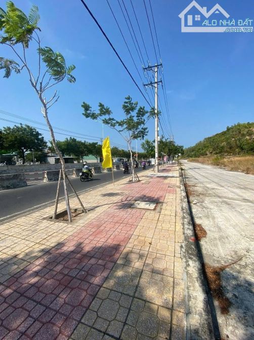 Lô góc 2 mặt tiền TĐC Hòn Rớ 2 Phước Đồng dt 997,8m2 đường rộng 20m