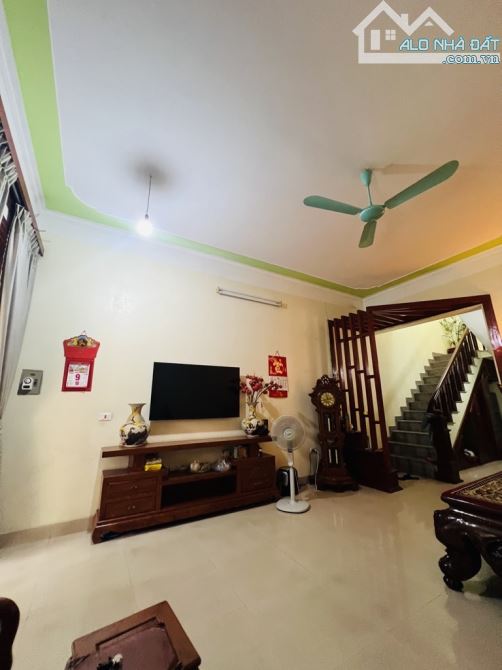Nhà 2 tầng đẹp kính keng Đông anh Hà Nội chỉ việc xách vali về ở.
