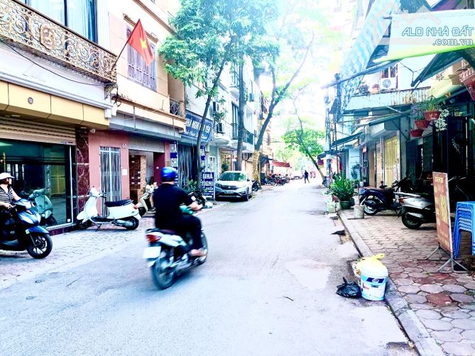 NHÀ DÂN XÂY , KHUNG CỘT CHẮC CHẮN , Ô TÔ LÙI CỬA , 10M RA ĐƯỜNG Ô TÔ TRÁNH - NHÀ ĐẸP