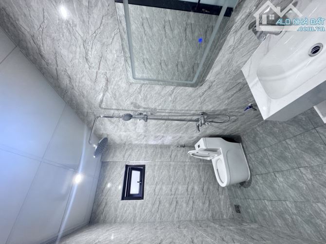CHÍNH CHỦ GỬI BÁN NHÀ 5TẦNG, 40M CẦU THANG MÁY NHẬP KHẨU,NGÕ THÔNG ÔTÔ ĐỖ CỬA, GIÁ ĐẦU TƯ