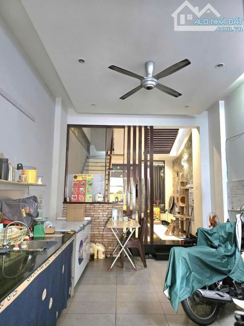 Bán nhà hẻm 8m Đồng Đen, phường 10 quận Tân Bình (3,8x18) 3 tầng