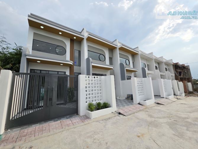 Bán gấp nhà 1 trệt 1 lửng đúc sân xe hơi, Ngay trường tiểu học Thạnh Phú