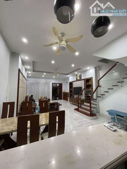 BÁN NHÀ NGÕ 196 HỒ TÙNG MẪU, 7 TẦNG, THANG MÁY, OTO 7 CHỖ, CẠNH GOLDMARK