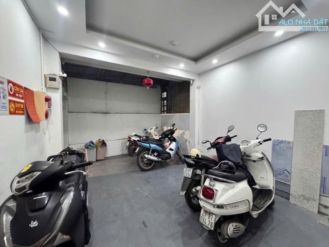 Bán tòa CHDV Cầu Giấy 50m 6 tầng full nội thất giá chỉ 9.5 tỷ
