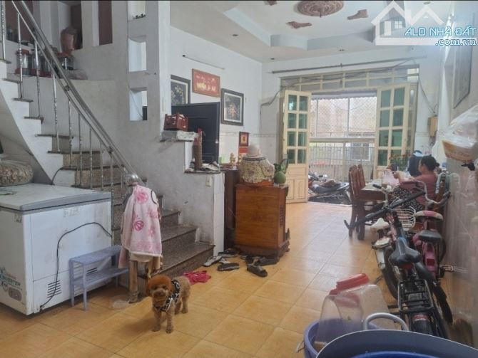 Gấp bán nhà Thủ Đức, 3 tầng, giá 5.9 tỷ, dt 110m2, cạnh Võ Văn Ngân.