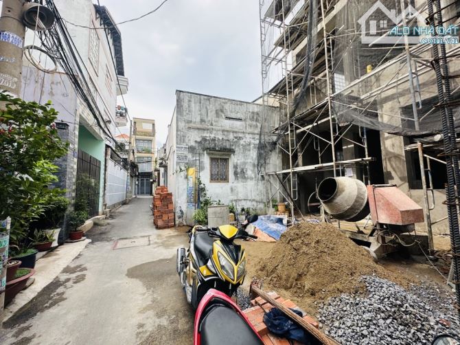 CG BÁN ĐẤT TẶNG NHÀ CẤP 4 _ DT_5 M×20M  NGAY NGẢ 4 THỦ ĐỨC _ LÊ VĂN VIỆT HIỆP PHÚ.