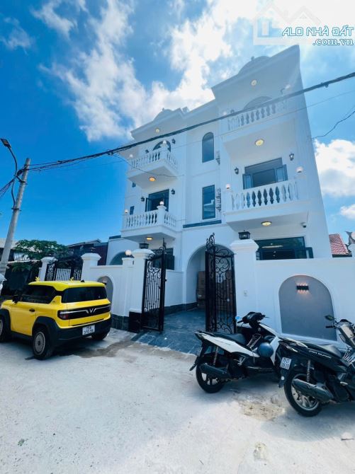 Nhà 3 tầng Phạm Văn Đồng - Tân Cổ điển full nội thất