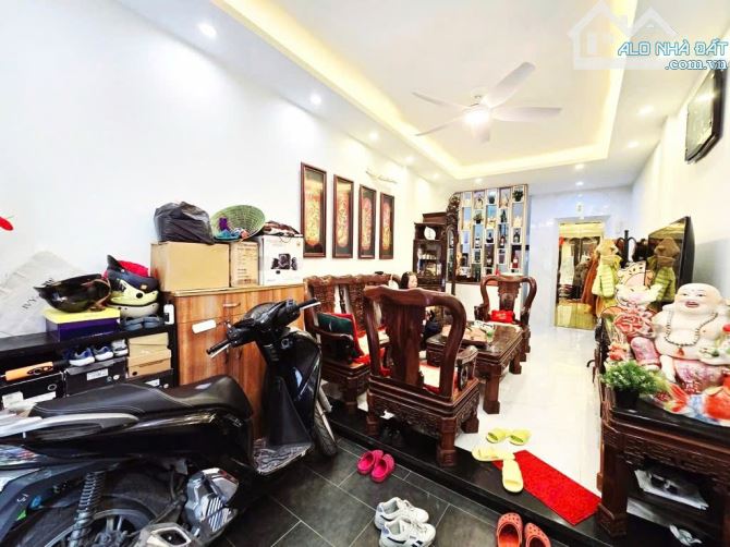 Bán nhà, còn mới, thang máy, full đồ, Đội Cấn, Ba Đình, dt: 35 m2, giá 10 tỷ 600 tr,