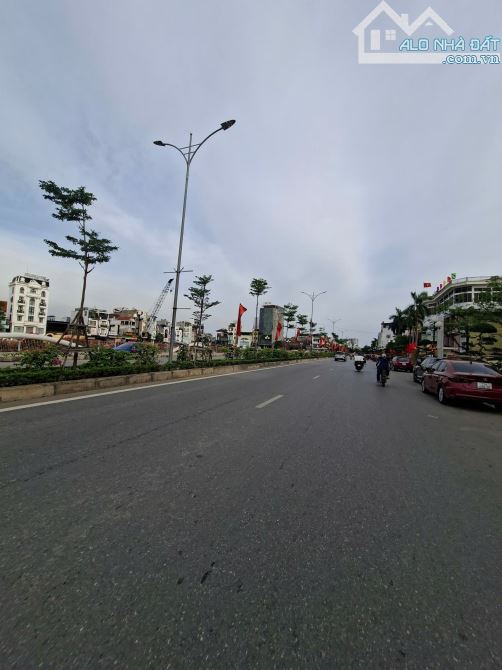 Bán lô đất mặt đường phố Hồ Sen , Lê Chân . Dt 65m , Mt 11m