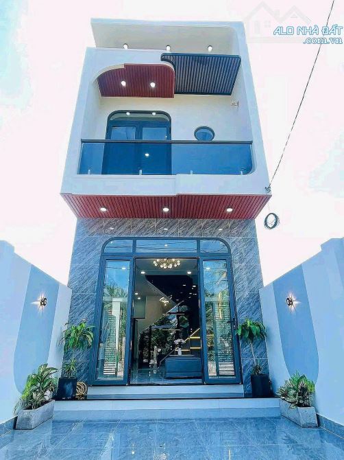 NHÀ HOÀN CÔNG SIÊU ĐẸP 120m2, TẶNG NỘI THẤT, KẾ ỦY BAN, TRƯỜNG HỌC VÀ BỆNH VIỆN CÁCH 500m