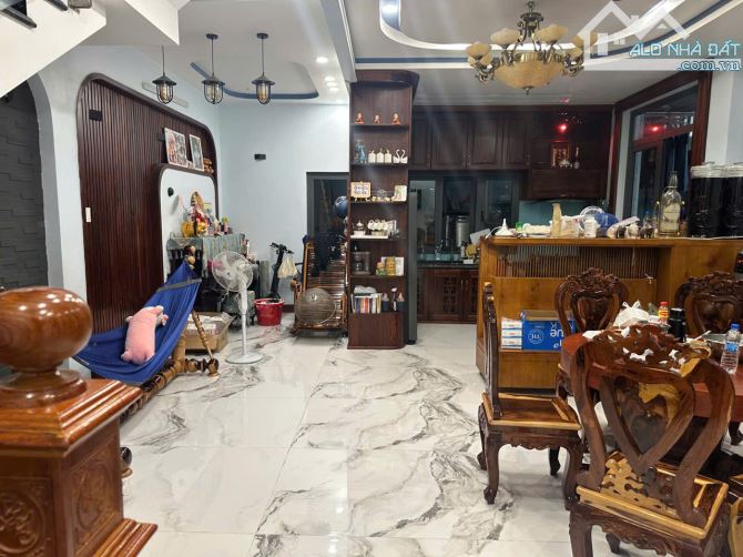 Bán biệt thự 23 tỷ, 8x21m, 2.5 tấm, mặt tiền đường số 10, Phường Bình Trị Đông B