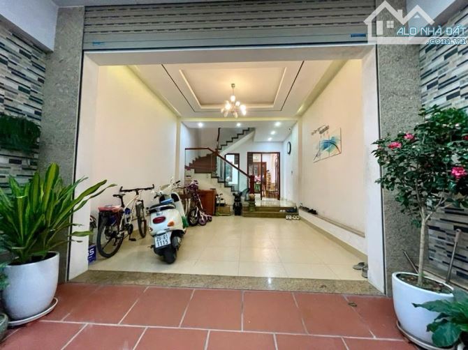Bán nhà phố Ngọc Thụy, 70m2- 5T- mt4.5m- hơn 11 tỷ,  gần cầu Long Biên, ô tô thông các ngả
