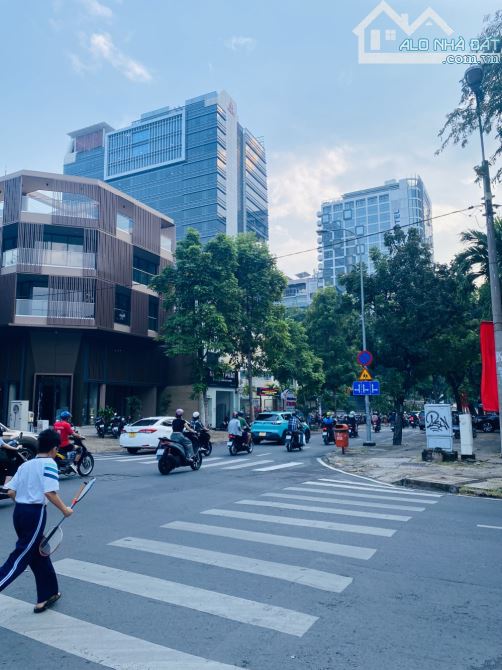 Bán nhà MT Nguyễn Đình Chiểu Q1, DT 20x28m CN 624m², KC 3 tầng, giá 380 tỷ