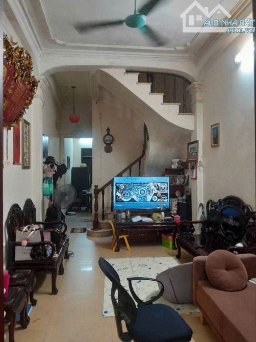 BÁN GẤP NHÀ PHÂN LÔ QUÂN ĐỘI, Ô TÔ RẤT GẦN, DÒNG TIỀN TỐT.