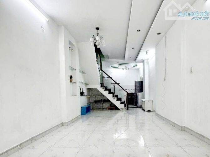 Cho thuê nhà 4m x 12m, 1 lầu hẻm Nguyễn Tri Phương, Q10