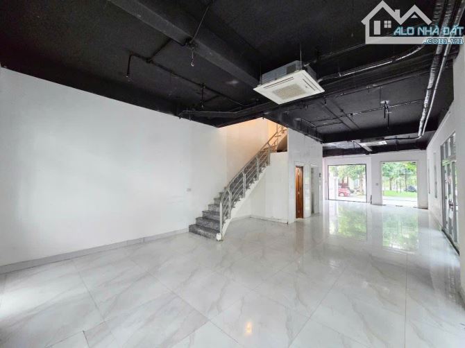 Hiếm! Biệt thự Nguyệt Quế Vinhomes Riverside, 189m2*4 Tầng, Mặt Tiền 8.3m, giá chỉ 52 tỷ