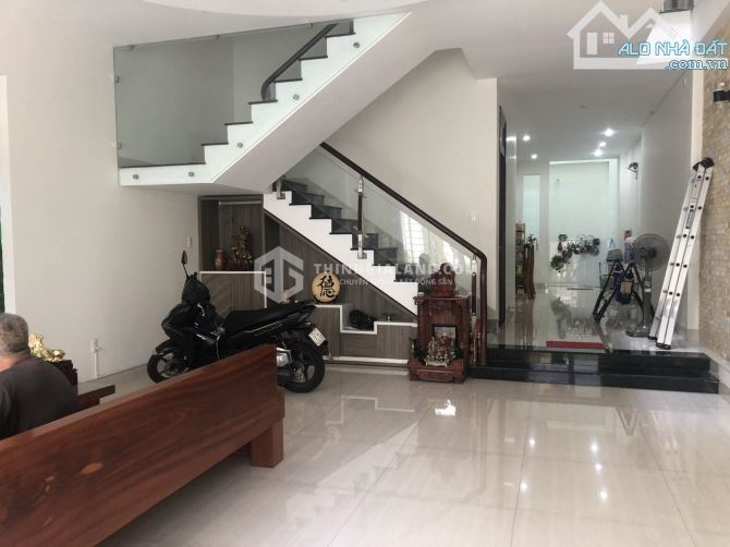 BÁN CĂN NHÀ 2 LẦU HẺM THÔNG OTO HUYỂN TRÂN GẦN MẶT TIỀN ĐƯỜNG DT 132M2 GIÁ 10TY1