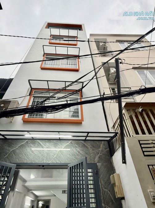 Bán căn hộ dịch vụ,DT 4m x 16m,trệt,4 lầu sân thượng,gần trường ĐH Hutech,cầu Thị Ngè…
