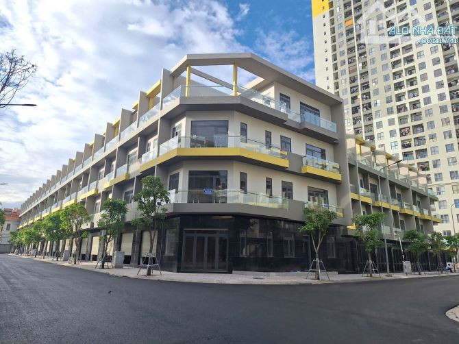 Nhà phố SHR 1 trệt 2 lầu sân thượng: Vừa ở vừa kinh doanh ngay dưới chân 8000 căn hộ
