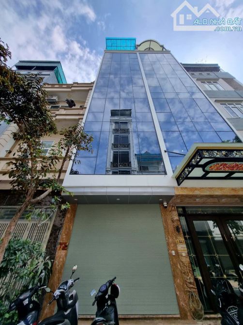 Cực hiếm! Bán nhà phố Phạm Tuấn Tài  Đặng Thùy Trâm, 2 ôtô tránh, vỉa hè 3m, thang máy, 5T