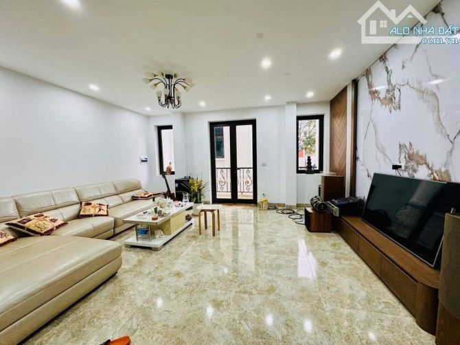 Bán nhà Dịch Vọng. Dt 55m2 x 5T, MT 6m PL ô tô vỉa hè ô tô tránh cạnh CV Cầu Giấy