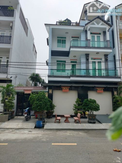 Biệt thự sân vườn 4 tầng, DT 221,2 mét vuông, ngang 12m - P. Bình Phú ( Quận 6 cũ)