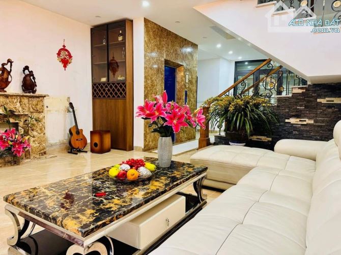Bán liền kề Khu ĐT Dịch Vọng. DT 110m x 5T, MT 6m ngõ thông, vỉa hè, ôtô tránh, kinh doanh