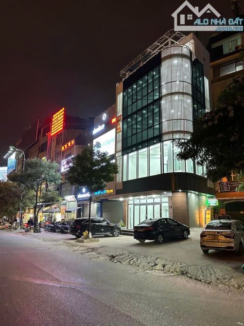 Cho thuê tòa nhà 4 tầng 275m² –  Lạc Long Quân, Tây Hồ – MT 15m, 200tr/tháng, KD mọi mô